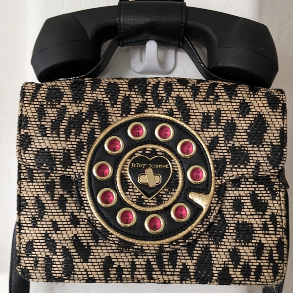 Betsy Johnson Phone ๐โค๏ธโ๐ฅ๐ Bag. - Picture 3 of 12